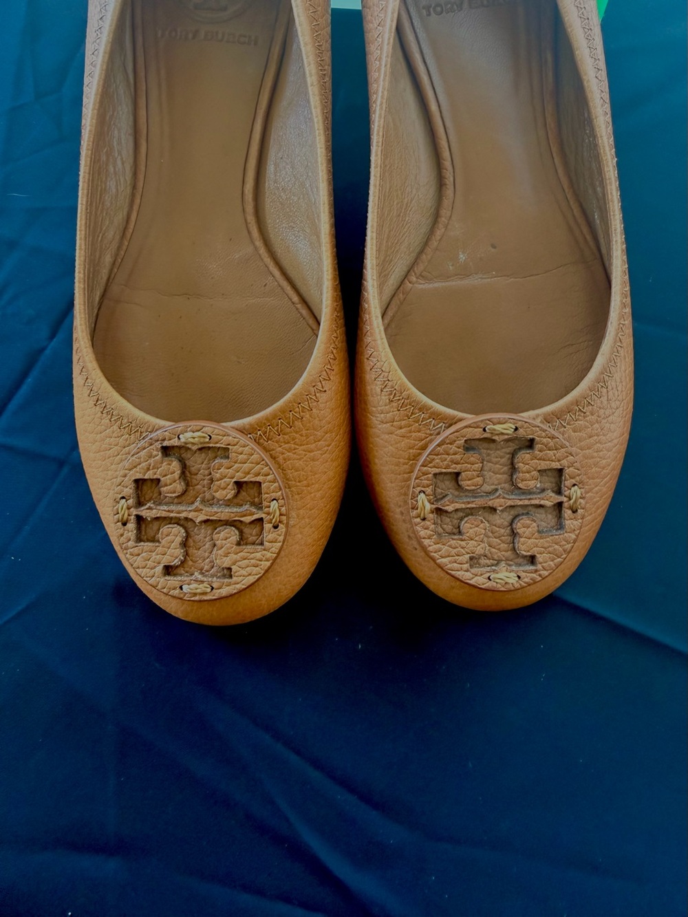 Tory Burch Reva Ballet Flats Women 7M Tan Pebbled Leather Logo Medallion Classic - Picture 3 of 4